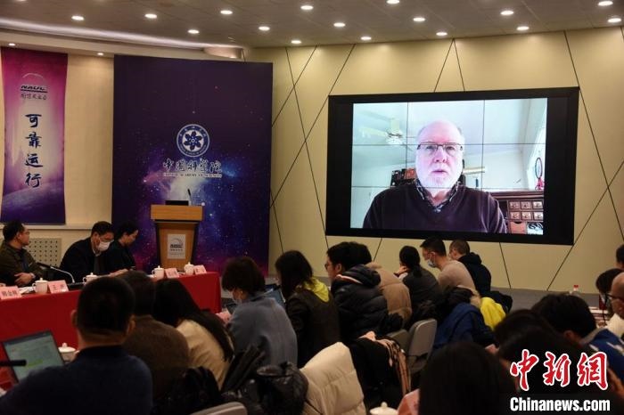 美國伊利諾伊大學(xué)教授理查德？克魯切爾通過視頻點(diǎn)評(píng)FAST測量星際磁場最新研究成果?！?lt;a target='_blank' href='/'>中新社</a>記者 孫自法 攝