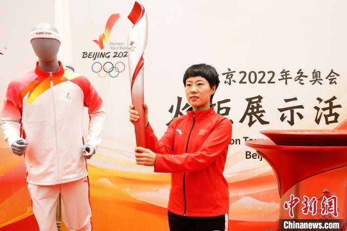 溫哥華冬奧會(huì)冠軍張會(huì)展示北京2022年冬奧會(huì)火炬?！〗x 攝