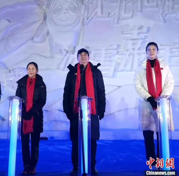 前女排國家隊隊長奧運冠軍惠若琪(右一)，中國女子田徑競走奧運冠軍王麗萍(左一)助陣當晚活動?！≮w桂華 攝