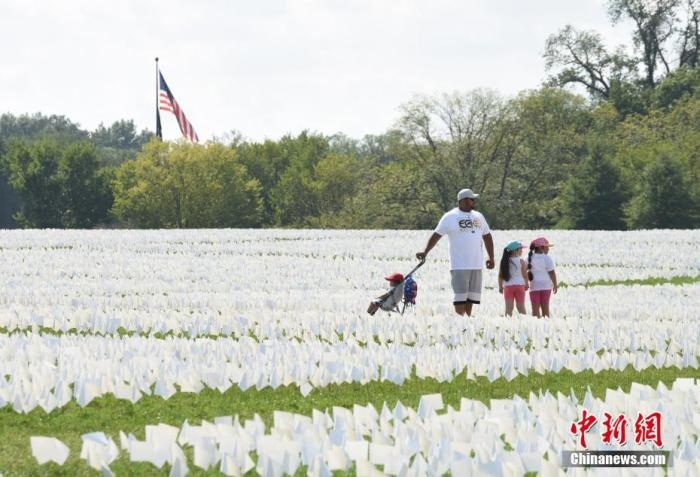 當(dāng)?shù)貢r(shí)間2021年9月18日，美國(guó)首都華盛頓國(guó)家廣場(chǎng)上插著數(shù)十萬(wàn)白色旗幟，悼念新冠逝者。這個(gè)名為“在美國(guó)：銘記”藝術(shù)裝置由美國(guó)藝術(shù)家弗斯滕伯格(Suzanne Firstenberg)策劃，她計(jì)劃在兩周內(nèi)與公眾一起在華盛頓國(guó)家廣場(chǎng)插上與美國(guó)新冠死亡病例數(shù)對(duì)應(yīng)的白旗，以示悼念。 <a target='_blank' href='/'>中新社</a>記者 陳孟統(tǒng) 攝