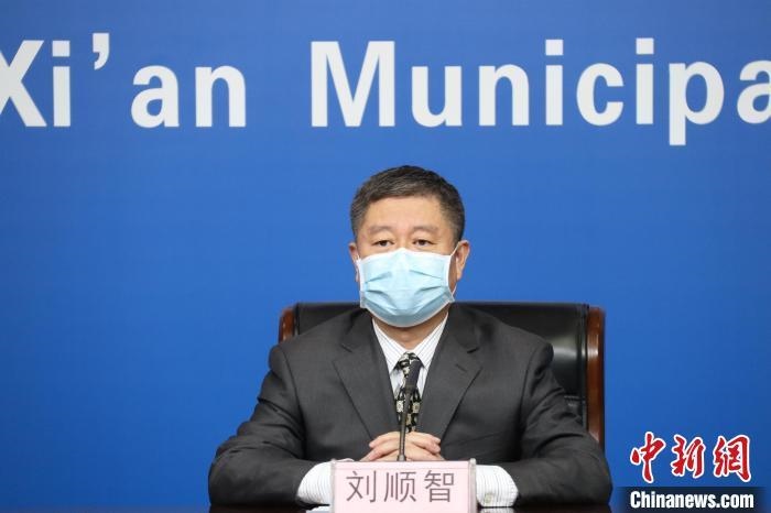 圖為西安市衛(wèi)生健康委主任劉順智6日在新聞發(fā)布會(huì)上?！∥靼彩姓﹫D