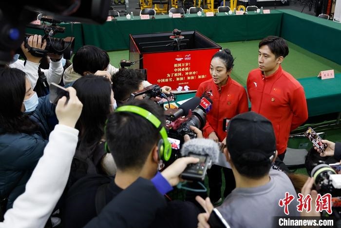 1月5日晚，全力沖刺北京冬奧學(xué)習(xí)座談會在北京舉行。座談會后，中國花樣滑冰雙人滑組合隋文靜、韓聰接受記者采訪。 <a target='_blank' href='/'>中新社</a>記者 富田 攝