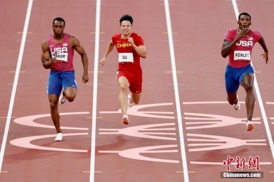 資料圖：北京時(shí)間8月1日晚，在東京奧運(yùn)會(huì)男子百米決賽中，中國(guó)選手蘇炳添以9.98秒的成績(jī)獲得第六名，作為首位闖進(jìn)奧運(yùn)男子百米決賽的中國(guó)人，他再次創(chuàng)造了歷史。圖為蘇炳添在比賽中。<a target='_blank' href='/'>中新社</a>記者 富田 攝