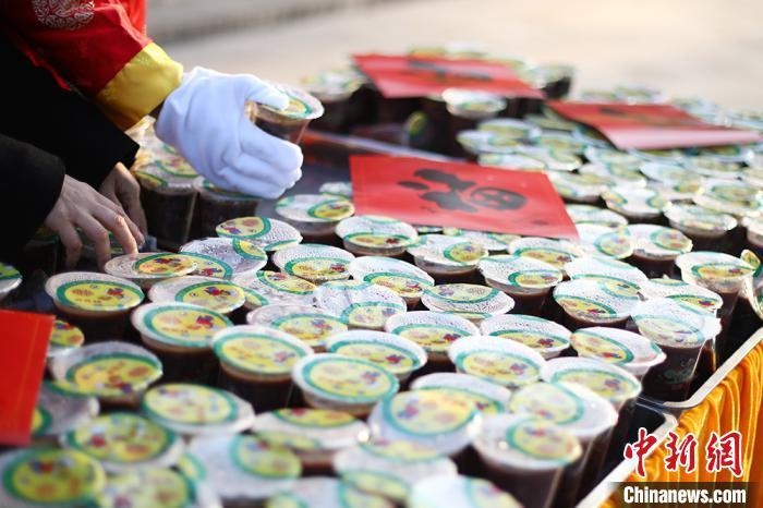 資料圖：工作人員將定制的臘八粥擺放整齊?！°蟛?攝