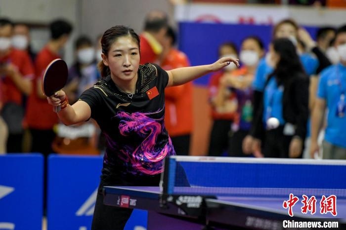 劉詩雯在2021年全國乒乓球“業(yè)余球王”總決賽中與選手互動交流球技?！●樤骑w 攝