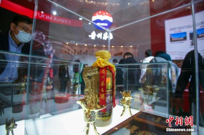 10月19日，天津，參觀者在中國茅臺展位參觀展示的白酒。當天，第105屆全國糖酒商品交易會在國家會展中心(天津)啟幕。本屆糖酒會展覽總面積20萬平方米，吸引了來自40多個國家和地區(qū)的3504家參展商參展，共設(shè)置了傳統(tǒng)酒類、葡萄酒及國際烈酒、食品及飲料、調(diào)味品及配料、食品機械及包裝等展區(qū)。 <a target='_blank' href='/'>中新社</a>記者 佟郁 攝