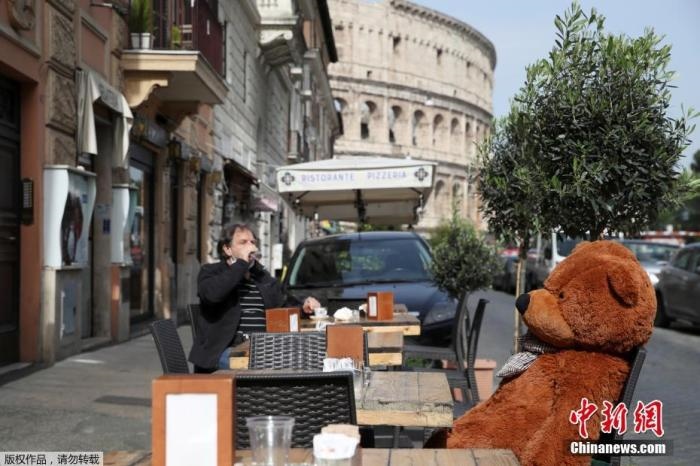 資料圖：意大利羅馬斗獸場附近的酒吧，顧客在露臺上喝酒。