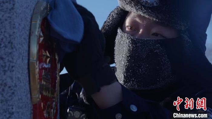 圖為恩和哈達(dá)邊境派出所的9名民警踏雪巡邊?！⒕S明 攝