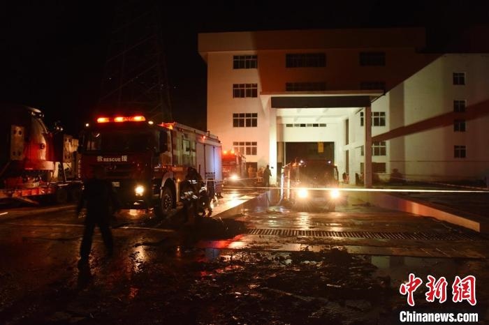 丹巴關(guān)州電站外多臺消防車輛正在開展排水作業(yè)?！≈苡?攝