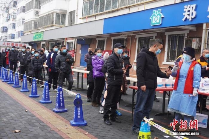 資料圖：1月7日，河南鄭州，市民有序排隊進(jìn)行核酸檢測。<a target='_blank' href='/'>中新社</a>記者 劉鵬 攝