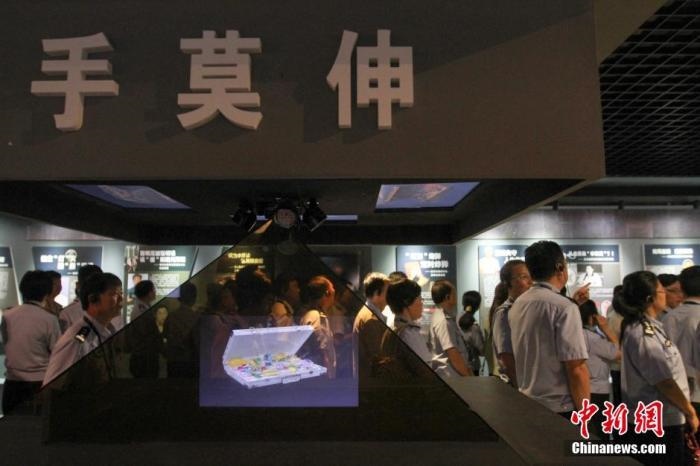 資料圖：2015年10月，海南省公安廳組織黨員干部前往反腐倡廉警示教育基地參觀受教。洪堅(jiān)鵬 攝