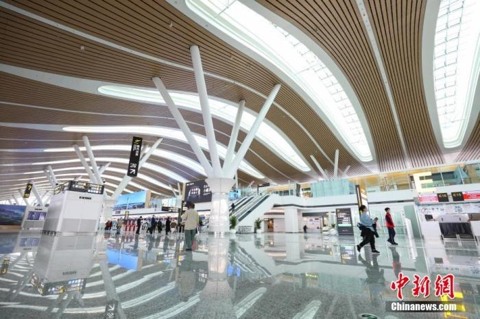 資料圖：貴陽龍洞堡國際機場T3航站樓出發(fā)大廳。 瞿宏倫 攝