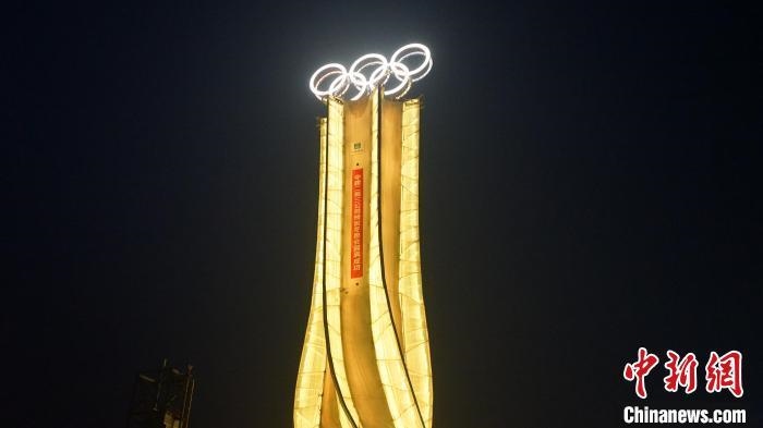 1月25日，由中建二局三公司承建的“海陀塔”順利竣工，奧運(yùn)五環(huán)閃耀延慶冬奧賽區(qū)。　中建二局三公司供圖

