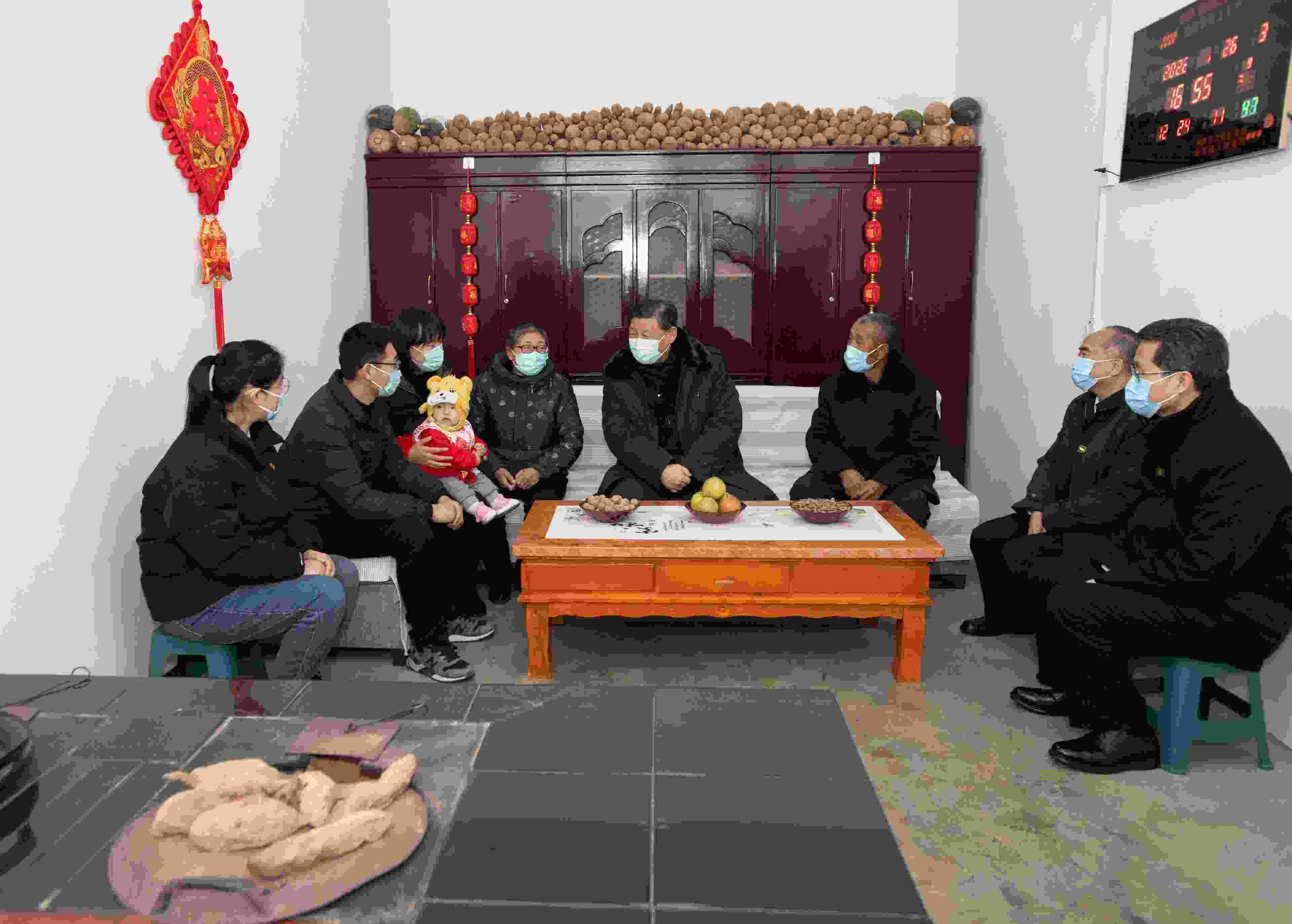 △2022年1月26日，中共中央總書記、國家主席、中央軍委主席習(xí)近平在臨汾市汾西縣僧念鎮(zhèn)段村同村民蔡文明一家親切交流。