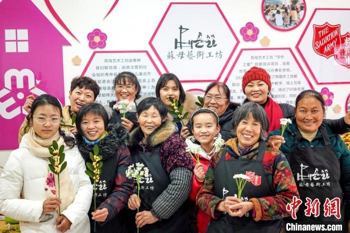 “蘇母藝術工坊”文創(chuàng)工作室的姐妹們。　古良駒 攝