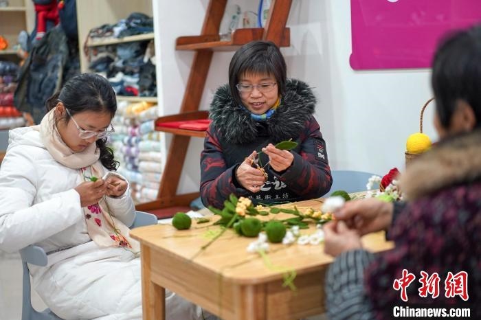 文創(chuàng)工作室的姐妹們正在鉤織月桂葉片?！」帕捡x 攝