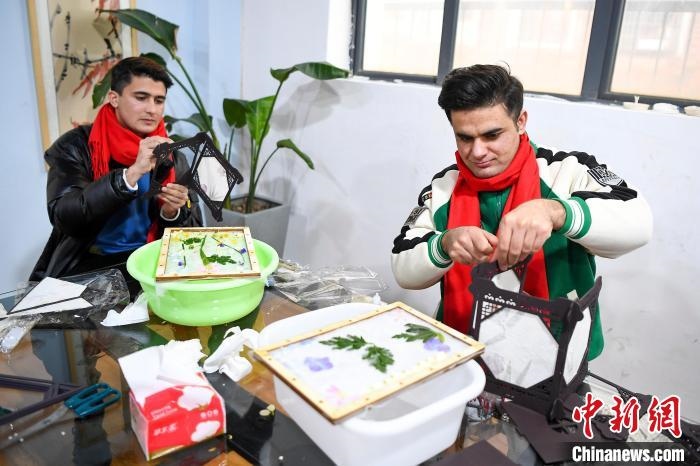 巴基斯坦留學生制作燈籠?！钊A峰 攝