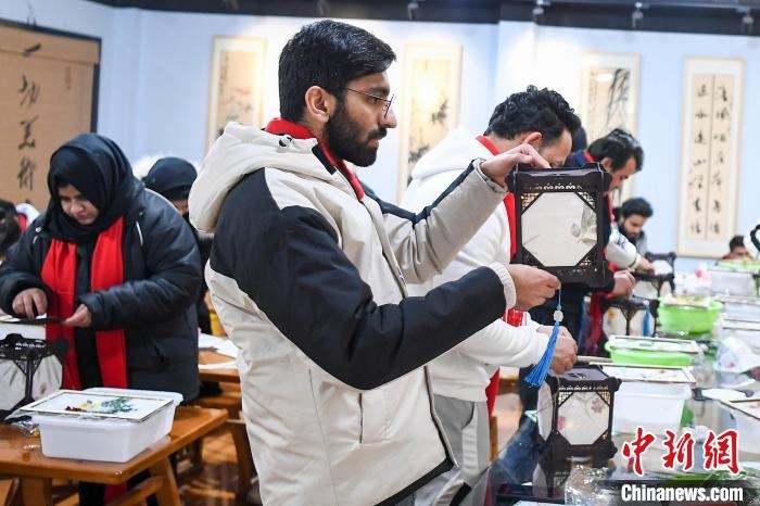 巴基斯坦留學生制作燈籠。　楊華峰 攝