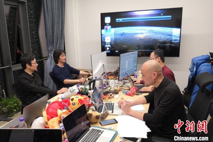 廣州美術(shù)學(xué)院曹雪、劉平云帶領(lǐng)的設(shè)計(jì)團(tuán)隊(duì)對(duì)北京冬奧會(huì)吉祥物加班加點(diǎn)進(jìn)行修改設(shè)計(jì)。(資料圖) 劉平云供圖