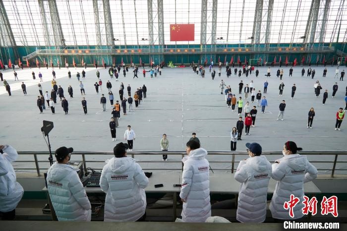 北京冬奧會閉幕式開始前，演員們在進行排練?！埼暮?供圖