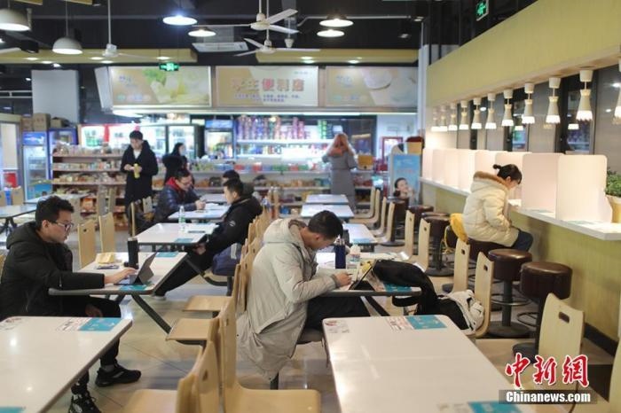 資料圖：考研學(xué)生在食堂內(nèi)復(fù)習(xí)。 泱波 攝