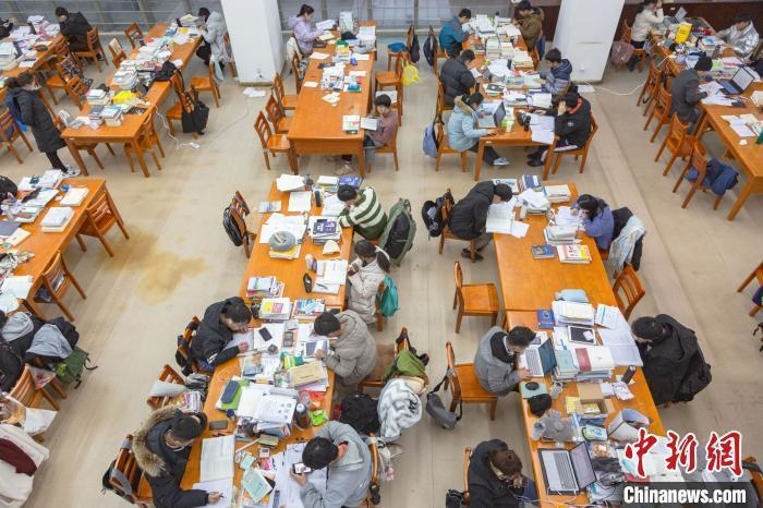 資料圖：南昌大學(xué)圖書館自習(xí)室內(nèi)，考生正在緊張復(fù)習(xí)?！⒘?攝