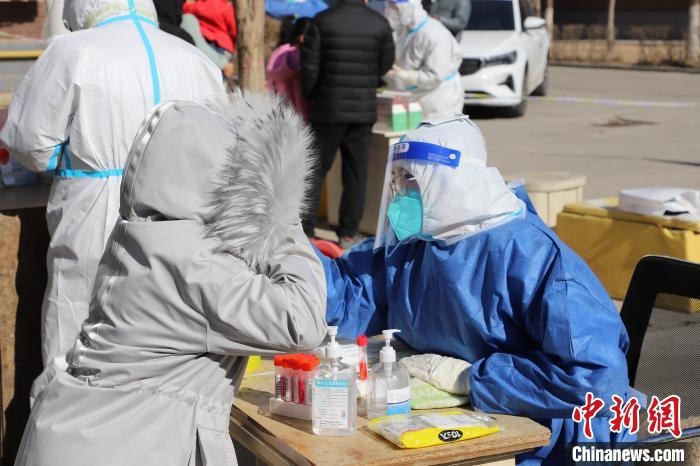 呼和浩特市民做核酸?！埩只?攝
