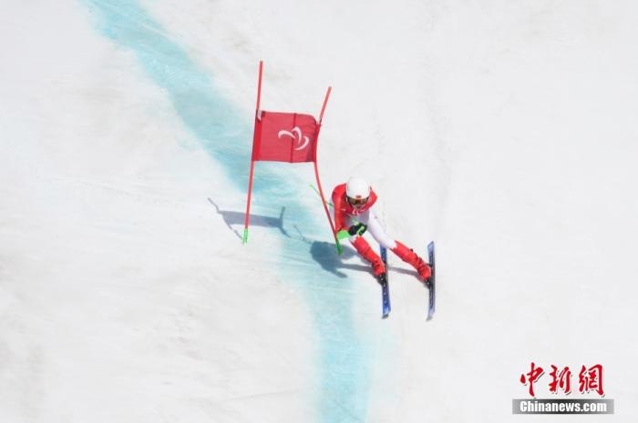 3月6日，中國選手梁景怡在比賽中。當(dāng)日，北京2022年冬殘奧會殘奧高山滑雪男子超級大回轉(zhuǎn)-站姿決賽在國家高山滑雪中心舉行，中國選手梁景怡奪得冠軍。 <a target='_blank' href='/'>中新社</a>記者 劉冉陽 攝 　