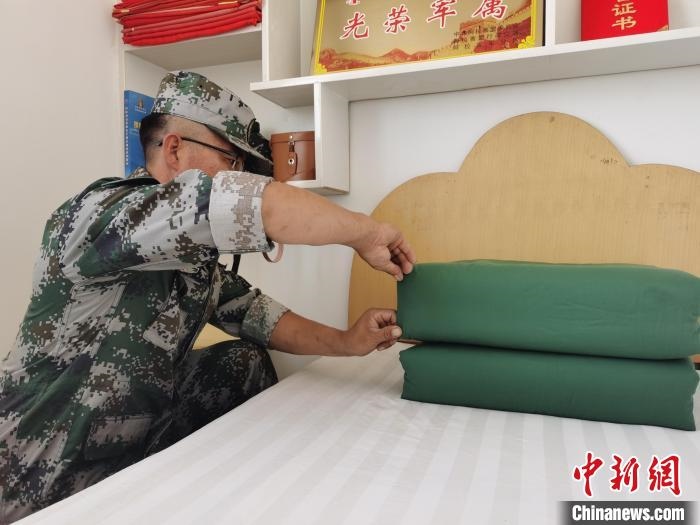 圖為謝寶民以軍人標(biāo)準(zhǔn)要求自己?！∈茉L者供圖