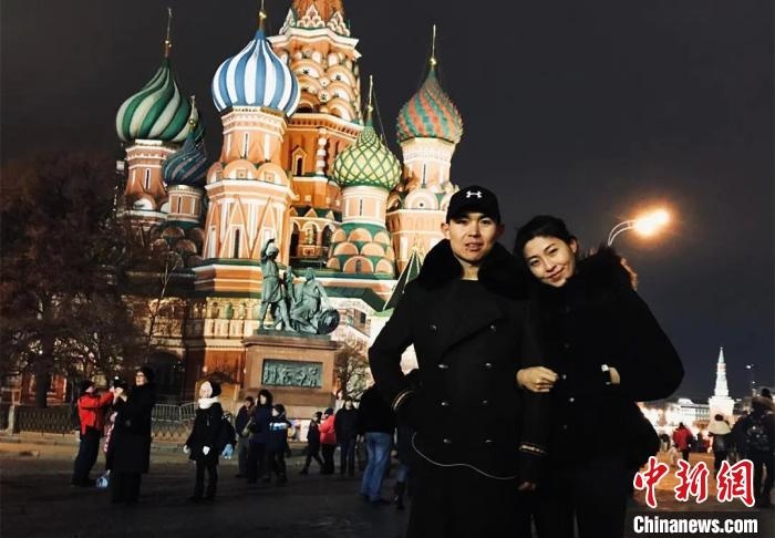 圖為敖木希勒夫婦留學(xué)合影?！“侥鞠＠展﹫D