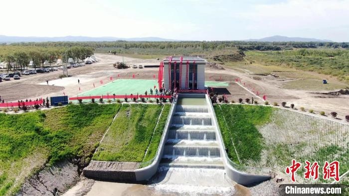 圖為生態(tài)補(bǔ)水現(xiàn)場(chǎng)?！》缎Э?攝