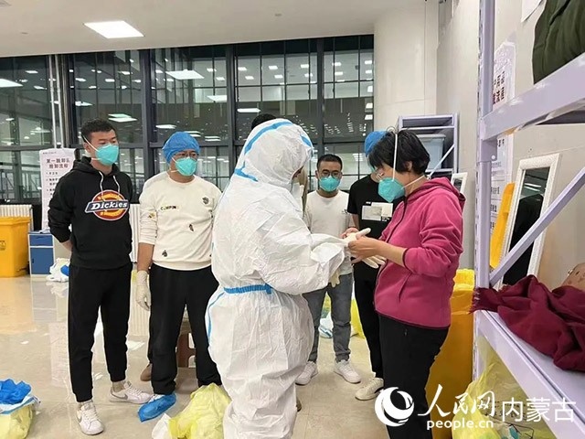 醫(yī)護(hù)人員正在方艙醫(yī)院工作。呼和浩特市第一醫(yī)院供圖