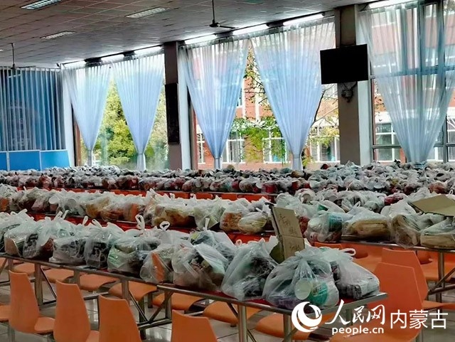 內(nèi)蒙古師范大學(xué)為返鄉(xiāng)學(xué)生準(zhǔn)備午餐和路途上的方便食品。內(nèi)蒙古教育廳供圖