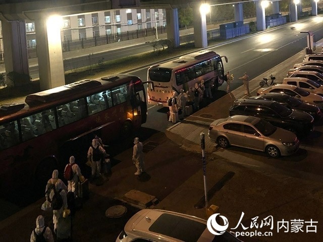 高校學(xué)生有序登車，前往隔離點(diǎn)。內(nèi)蒙古教育廳供圖