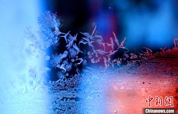 點(diǎn)點(diǎn)冰花像一個(gè)個(gè)小精靈。　孫書程 攝