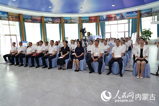 與會人員共同觀看科右中旗牛產業(yè)高質量發(fā)展專題片。苑曉睿攝