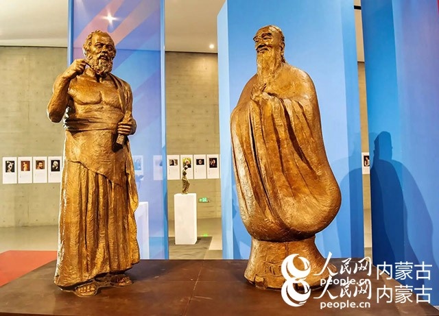 吳為山作品《神遇——孔子與蘇格拉底的對話》。實習生 楊光攝