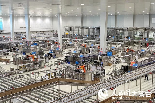 伊利健康谷液態(tài)奶生產(chǎn)基地。人民網(wǎng)記者 趙夢(mèng)月攝