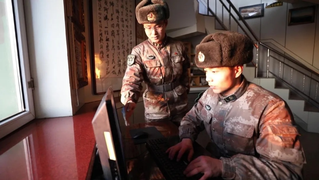 哨所內(nèi)，官兵們熟練操作視頻監(jiān)控系統(tǒng).webp.jpg