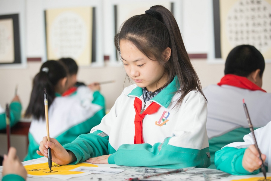 北重一小，學(xué)生正在書寫毛筆字 (2).jpg