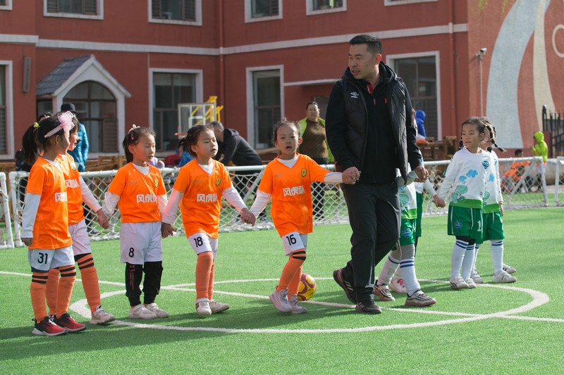 8.趣味比賽結(jié)束后，足球教師武穆帶領(lǐng)孩子們到場(chǎng)邊謝場(chǎng).jpg