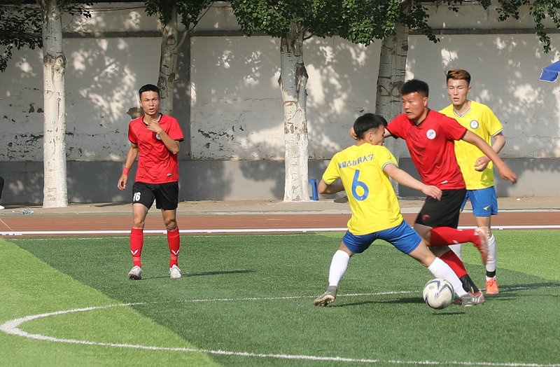 2.大學(xué)生足球聯(lián)賽本科組比賽現(xiàn)場(chǎng)，內(nèi)蒙古工業(yè)大學(xué)（紅色）對(duì)陣內(nèi)蒙古醫(yī)科大學(xué).jpg