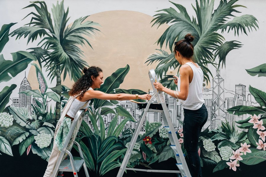 05. 藝術(shù)家梅慧欣、連佩汶與她們創(chuàng)作的壁畫作品.jpg