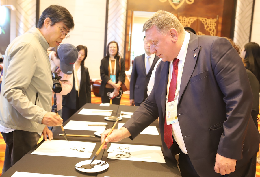 非遺、書法、文創(chuàng)齊亮相！2025年國家重要橋頭堡智庫論壇讓中外嘉賓讀懂北疆文化