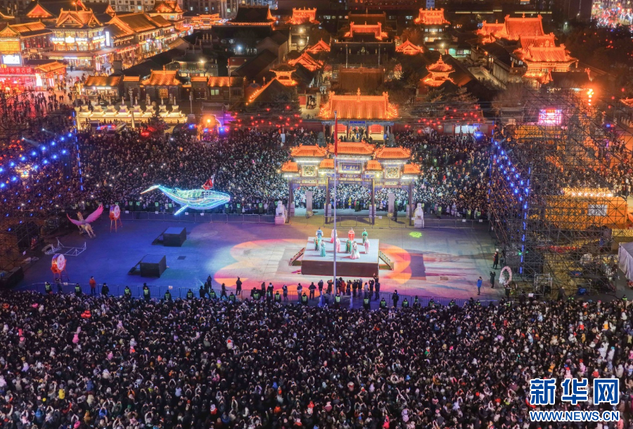 2025年12月31日晚，呼和浩特市玉泉區(qū)塞上老街旅游休閑街區(qū)跨年夜活動現(xiàn)場游人如織。新華網(wǎng)發(fā)（丁根厚 攝）.jpg