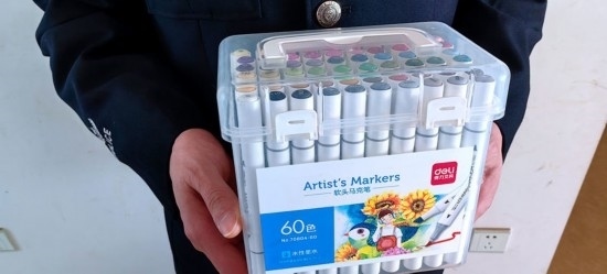 民警送上的馬克筆。資陽(yáng)市公安供圖