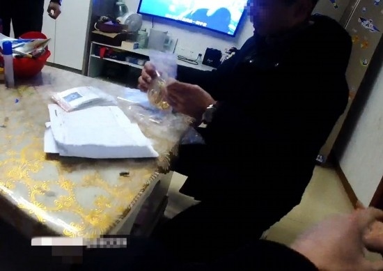 失主對(duì)照清單清點(diǎn)黃金等貴重物品。資陽(yáng)市公安供圖