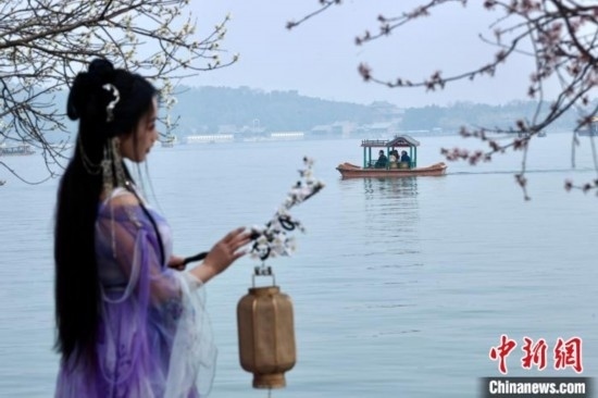 圖為游客在昆明湖畔游玩。<a target='_blank' data-cke-saved-href='/' href='/'><p align=