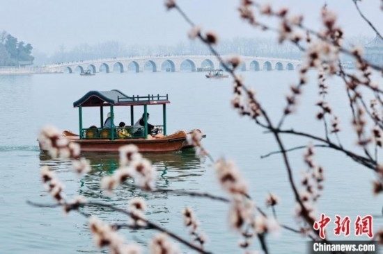 20日，頤和園游船開航。<a target='_blank' data-cke-saved-href='/' href='/'><p align=
