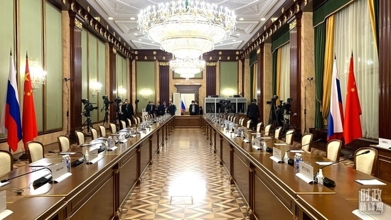 △俄羅斯聯(lián)邦政府大廈內(nèi)，習(xí)主席在這里會(huì)見(jiàn)俄羅斯總理米舒斯京。（總臺(tái)央視記者段德文拍攝）